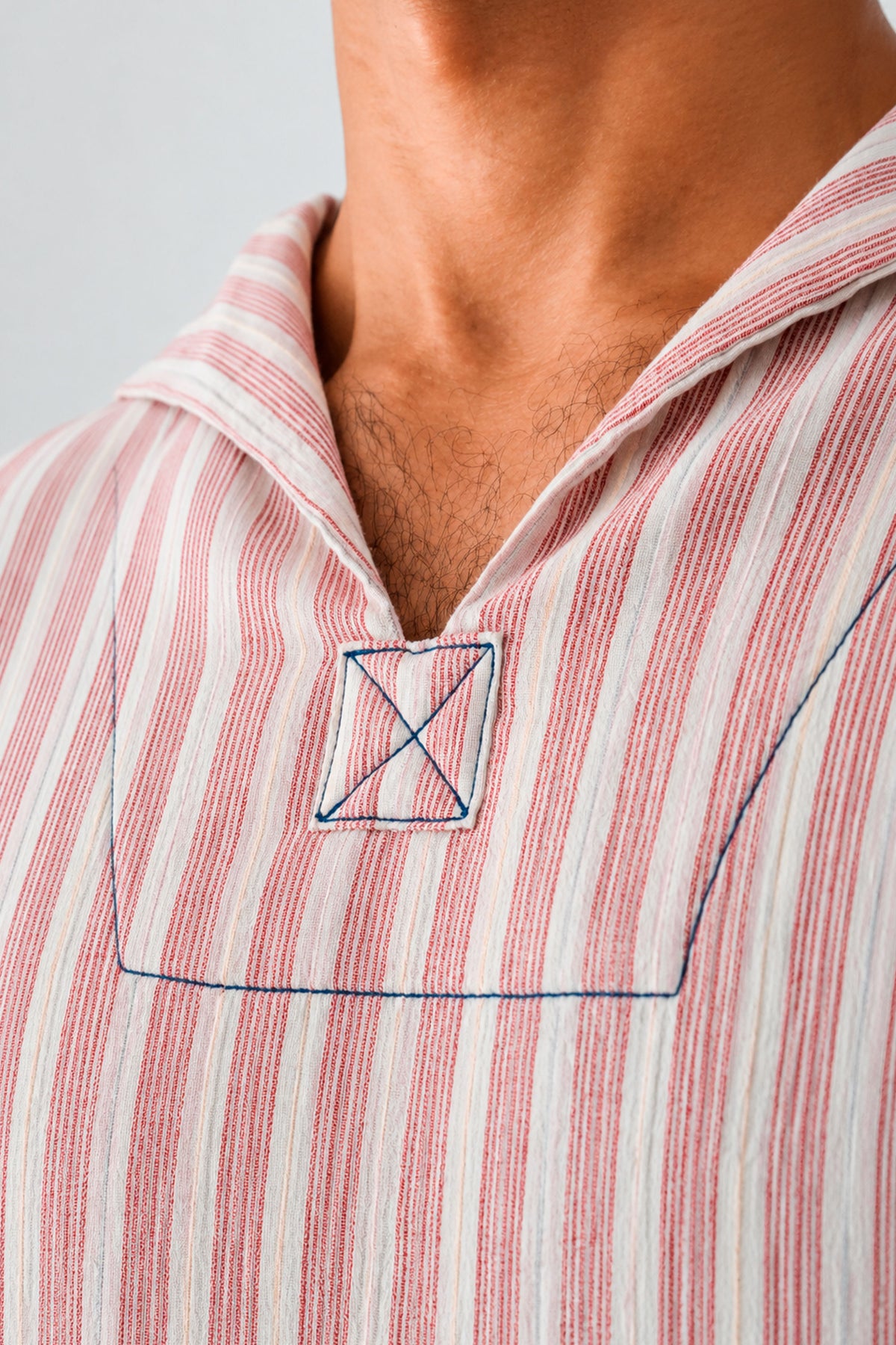 Detalle del cuello marinero y de los pespuntes de la Camisa Norte a rayas rojas