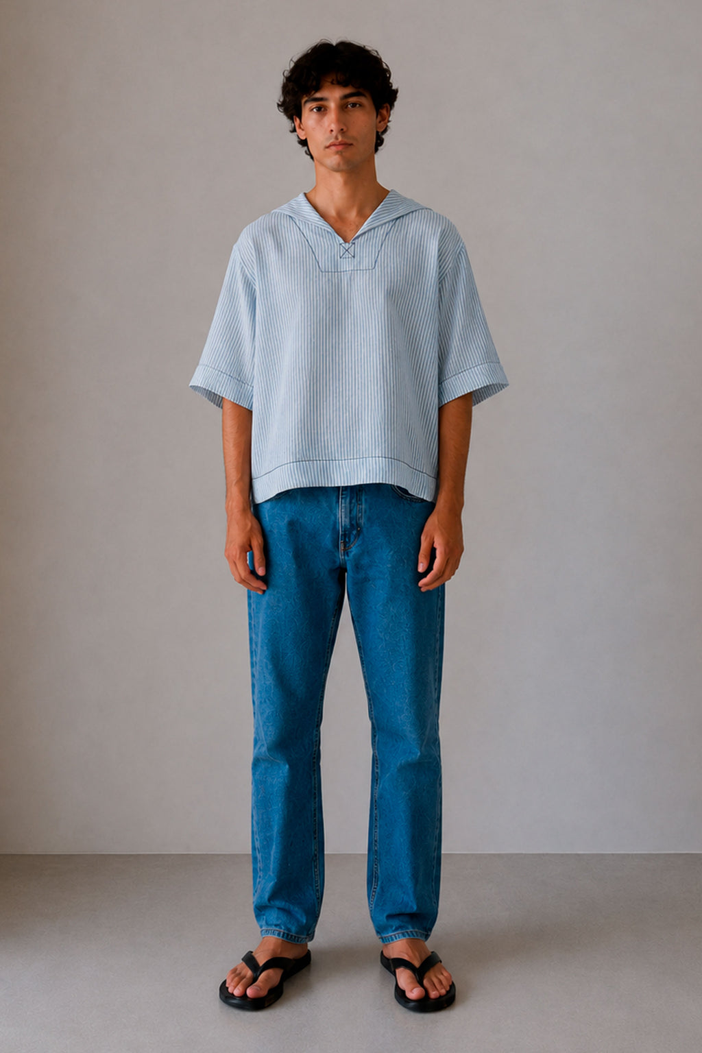 Camisa Norte a rayas azules y blancas, vista frontal completa