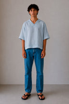 Camisa Norte a rayas azules y blancas, vista frontal completa