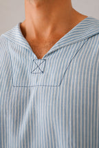 Detalle del cuello marinero y de los pespuntes de la Camisa Norte a rayas azules