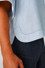 Detalle del bajo lateral y de los pespuntes de la Camisa Norte a rayas azules