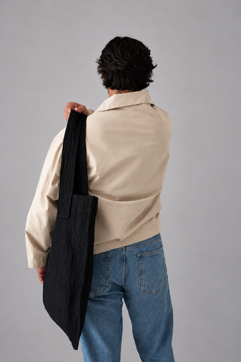 Bolso Leiro negro llevado al hombro, vista de espalda