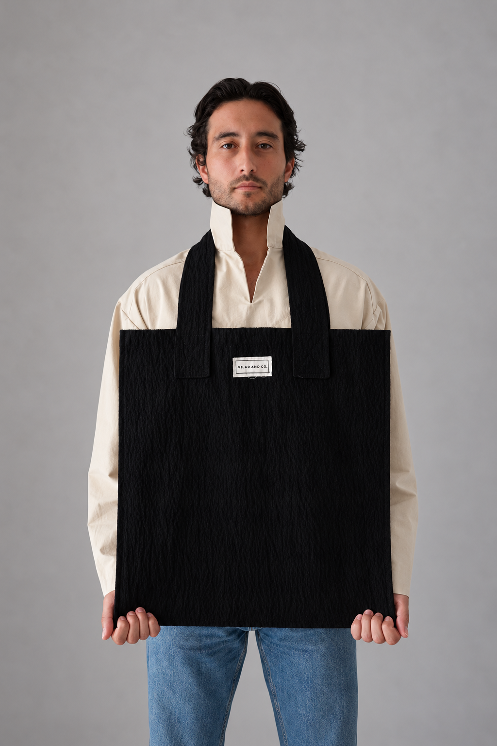 Vista frontal del bolso Leiro oversize negro con modelo de pie