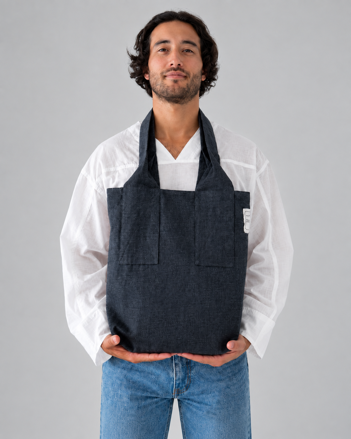 Modelo con camisa blanca y bolso oscuro de VILAR AND CO