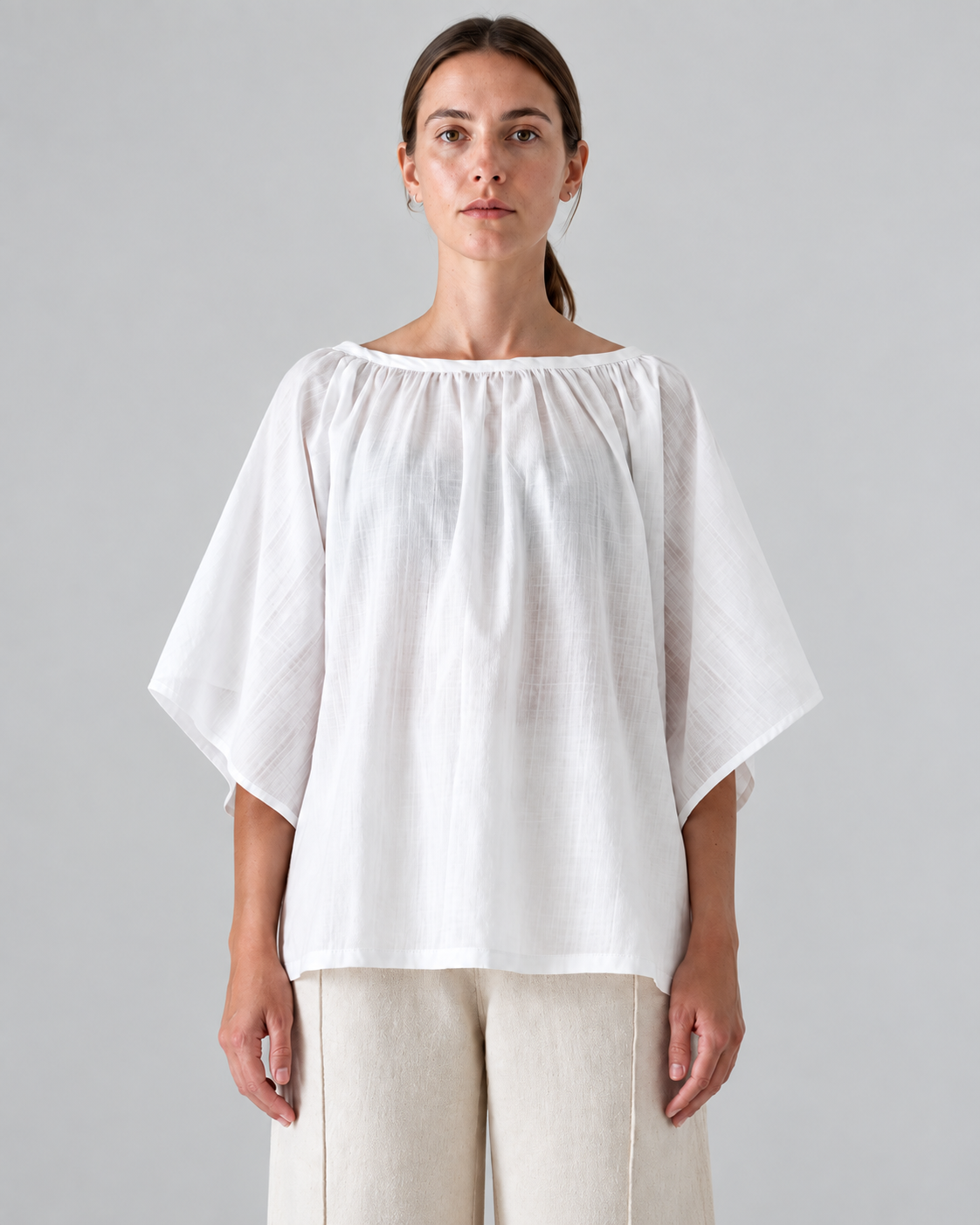 Modelo con top Valenza blanco y pantalón claro